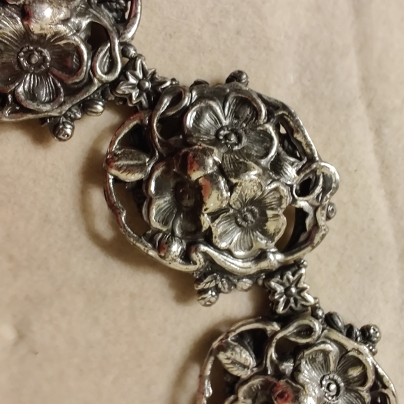 Antique victorian repousse flower bracelet - Picture 9 of 14